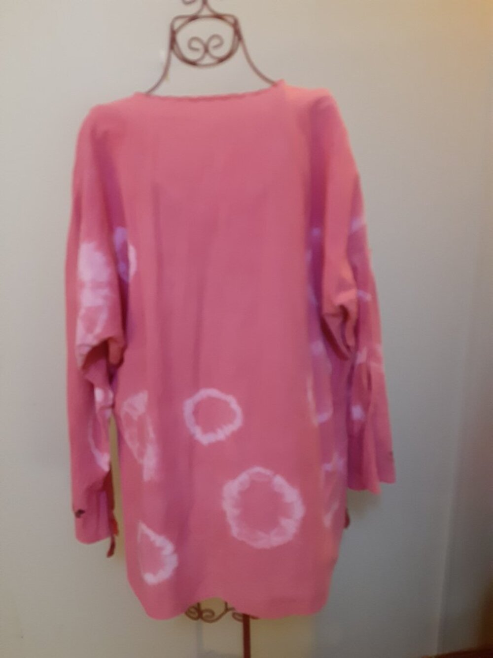 Woman long sleeve, bohemian, flower embroidery neck Faded white circles Pink top - Picture 2 of 15